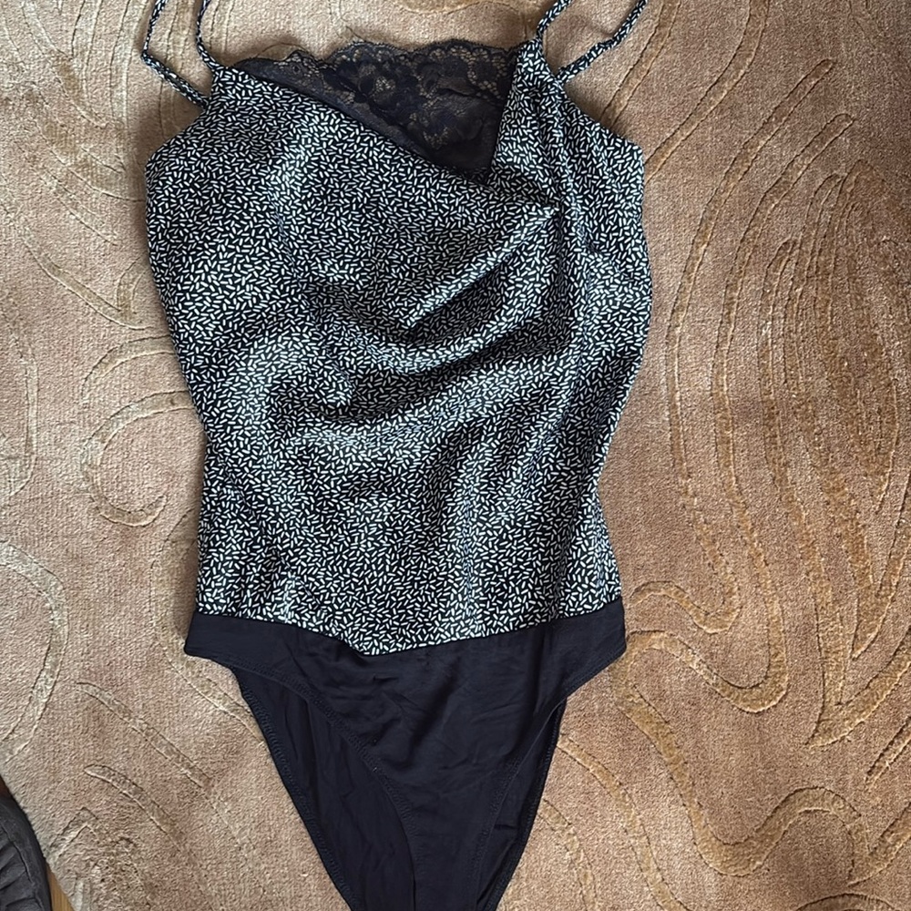 WAYF XS Women’s v neck satiny bodysuit black white